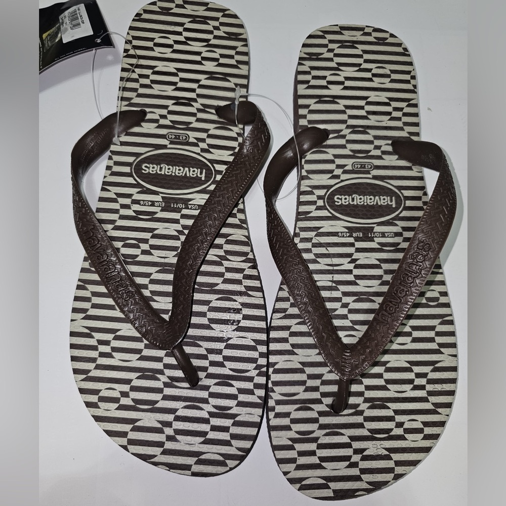 Stanley Brown and White Flip Flops